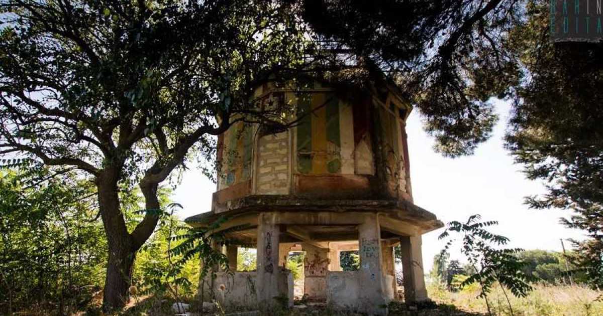 Bizzarra e colorata: � "la giostra", costruzione del 1930 che giace nell'agro di Acquaviva